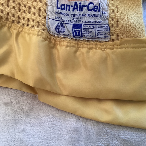 VINTAGE MUTED YELLOW/BEIGE PURE SCOTLAND WOOL SATIN TRIM BLANKET - Picture 4 of 12